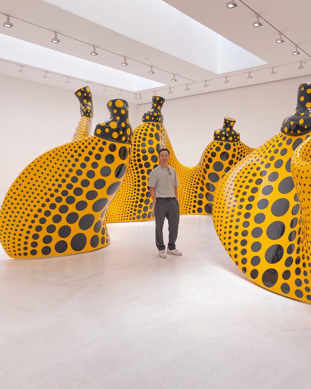 Jay Lee at a Yayoi Kusama exhibition